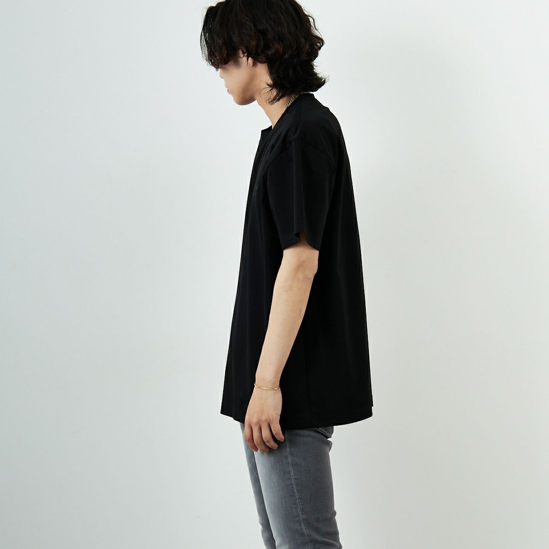 TATRAS [タトラTATRAS [タトラス] 別注 GLUTO ショートスリーブTシャツ [MTIN24S8193-M-JF] BLACKス] 別注 GLUTO ショートスリーブTシャツ [MTIN24S8193-M-JF] BLACK &&モデル身長：179cm 着用サイズ：4&&