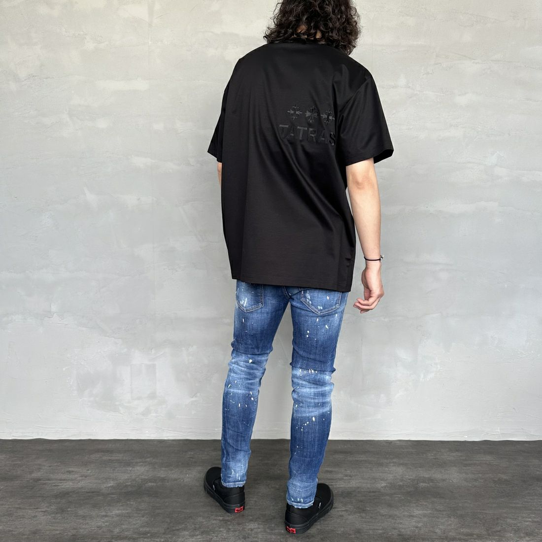 TATRAS [タトラス] 別注 GLUTO ショートスリーブTシャツ [MTIN24S8193-M-JF] BLACK &&モデル身長：173cm 着用サイズ：4&&