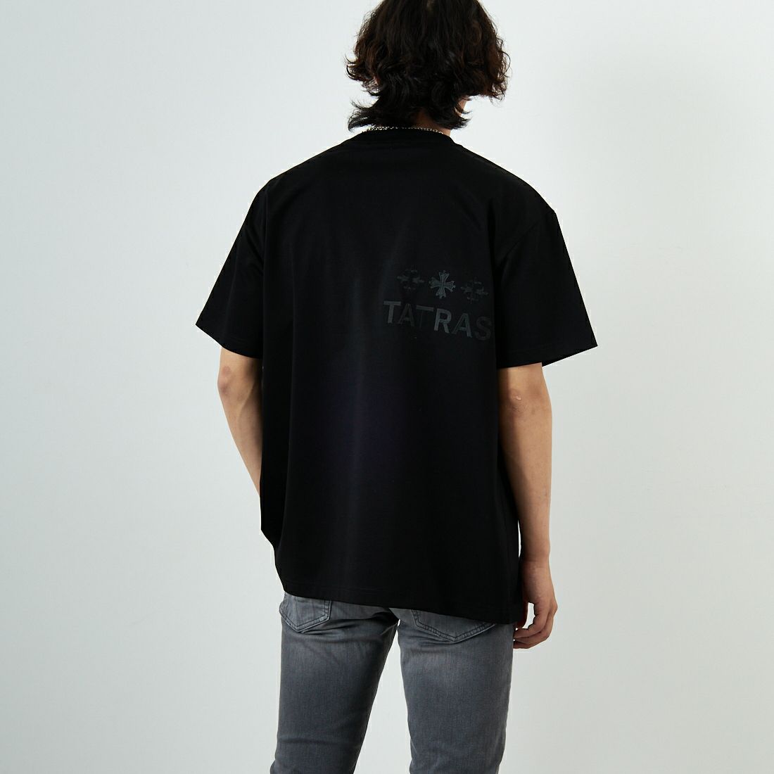 TATRAS [タトラTATRAS [タトラス] 別注 GLUTO ショートスリーブTシャツ [MTIN24S8193-M-JF] BLACKス] 別注 GLUTO ショートスリーブTシャツ [MTIN24S8193-M-JF] BLACK &&モデル身長：179cm 着用サイズ：4&&