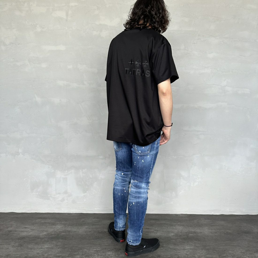 TATRAS [タトラス] 別注 GLUTO ショートスリーブTシャツ [MTIN24S8193-M-JF] BLACK &&モデル身長：173cm 着用サイズ：4&&