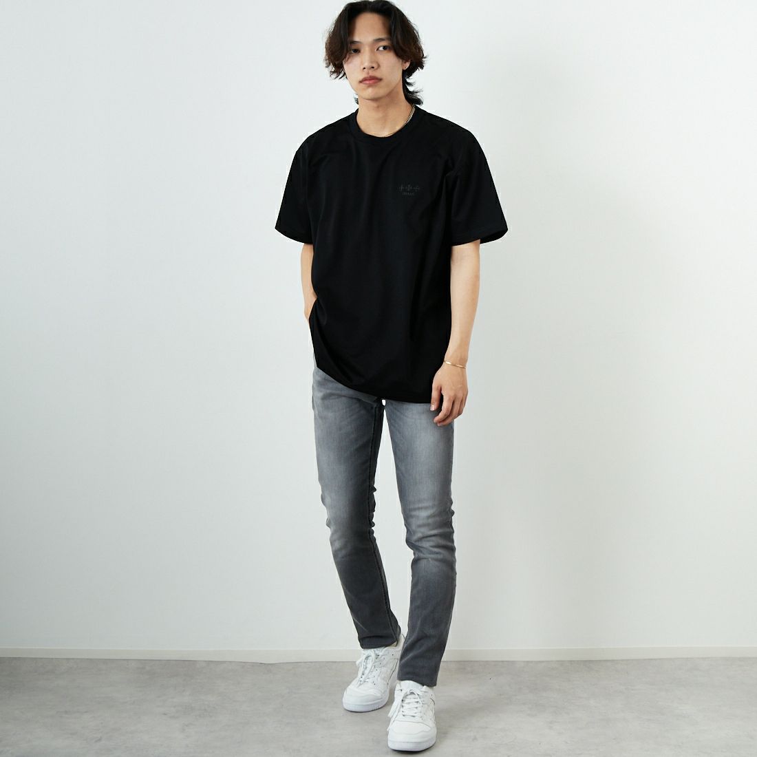 TATRAS [タトラTATRAS [タトラス] 別注 GLUTO ショートスリーブTシャツ [MTIN24S8193-M-JF] BLACKス] 別注 GLUTO ショートスリーブTシャツ [MTIN24S8193-M-JF] BLACK &&モデル身長：179cm 着用サイズ：4&&