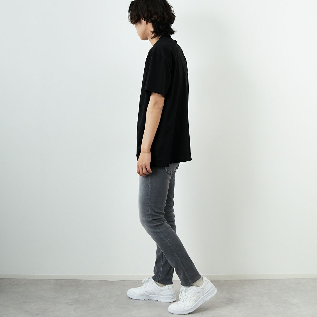 TATRAS [タトラTATRAS [タトラス] 別注 GLUTO ショートスリーブTシャツ [MTIN24S8193-M-JF] BLACKス] 別注 GLUTO ショートスリーブTシャツ [MTIN24S8193-M-JF] BLACK &&モデル身長：179cm 着用サイズ：4&&