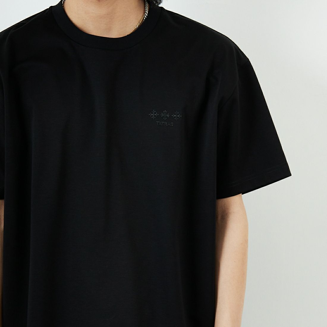 TATRAS [タトラTATRAS [タトラス] 別注 GLUTO ショートスリーブTシャツ [MTIN24S8193-M-JF] BLACKス] 別注 GLUTO ショートスリーブTシャツ [MTIN24S8193-M-JF] BLACK &&モデル身長：179cm 着用サイズ：4&&