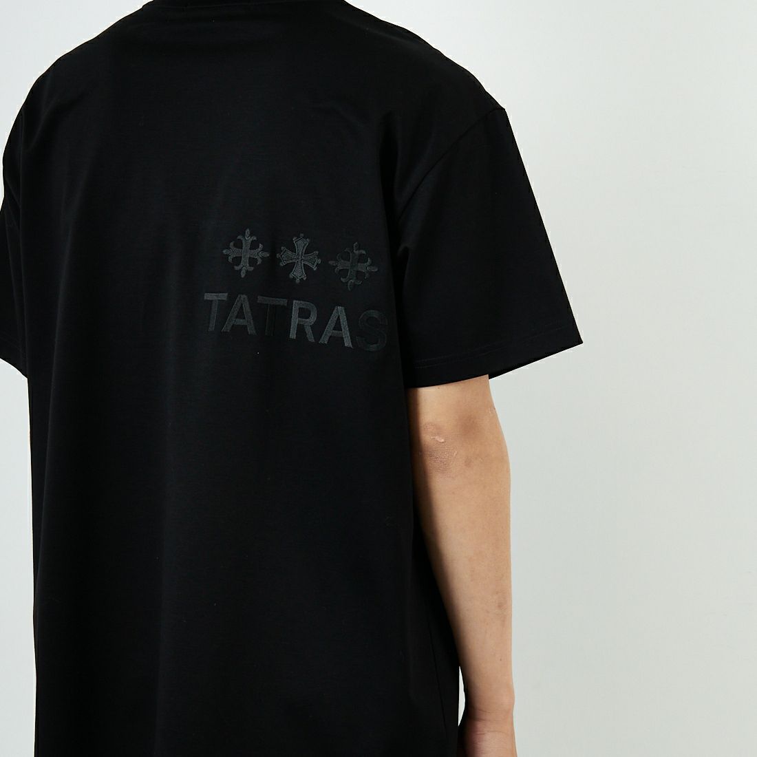 TATRAS [タトラTATRAS [タトラス] 別注 GLUTO ショートスリーブTシャツ [MTIN24S8193-M-JF] BLACKス] 別注 GLUTO ショートスリーブTシャツ [MTIN24S8193-M-JF] BLACK &&モデル身長：179cm 着用サイズ：4&&