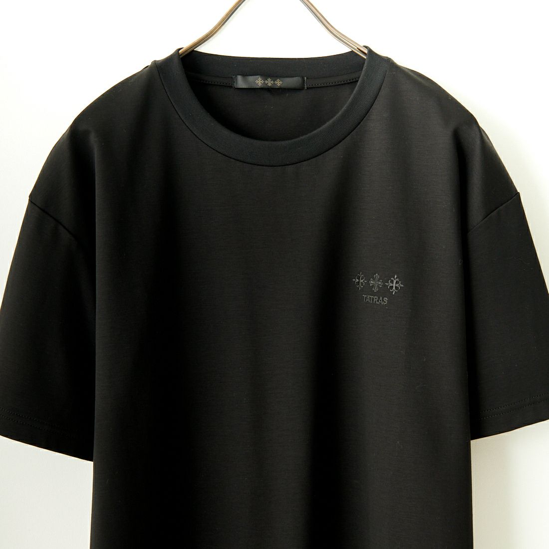 TATRAS [タトラTATRAS [タトラス] 別注 GLUTO ショートスリーブTシャツ [MTIN24S8193-M-JF] BLACKス] 別注 GLUTO ショートスリーブTシャツ [MTIN24S8193-M-JF] BLACK