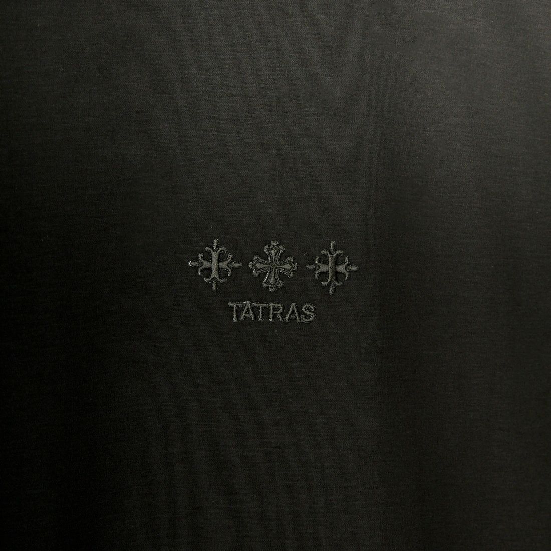 TATRAS [タトラTATRAS [タトラス] 別注 GLUTO ショートスリーブTシャツ [MTIN24S8193-M-JF] BLACKス] 別注 GLUTO ショートスリーブTシャツ [MTIN24S8193-M-JF] BLACK