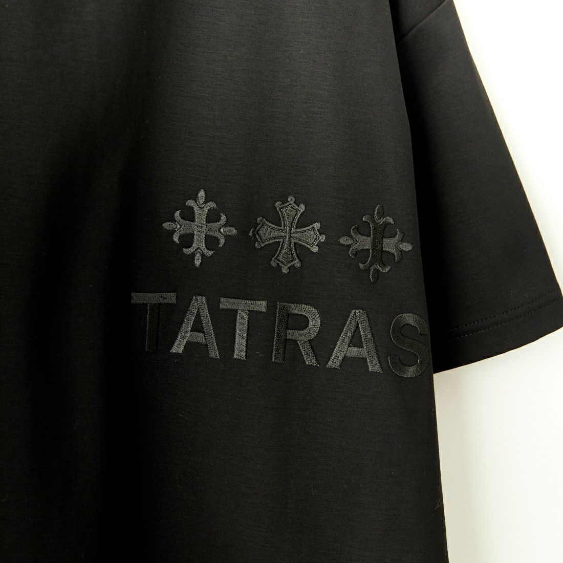 TATRAS [タトラTATRAS [タトラス] 別注 GLUTO ショートスリーブTシャツ [MTIN24S8193-M-JF] BLACKス] 別注 GLUTO ショートスリーブTシャツ [MTIN24S8193-M-JF] BLACK