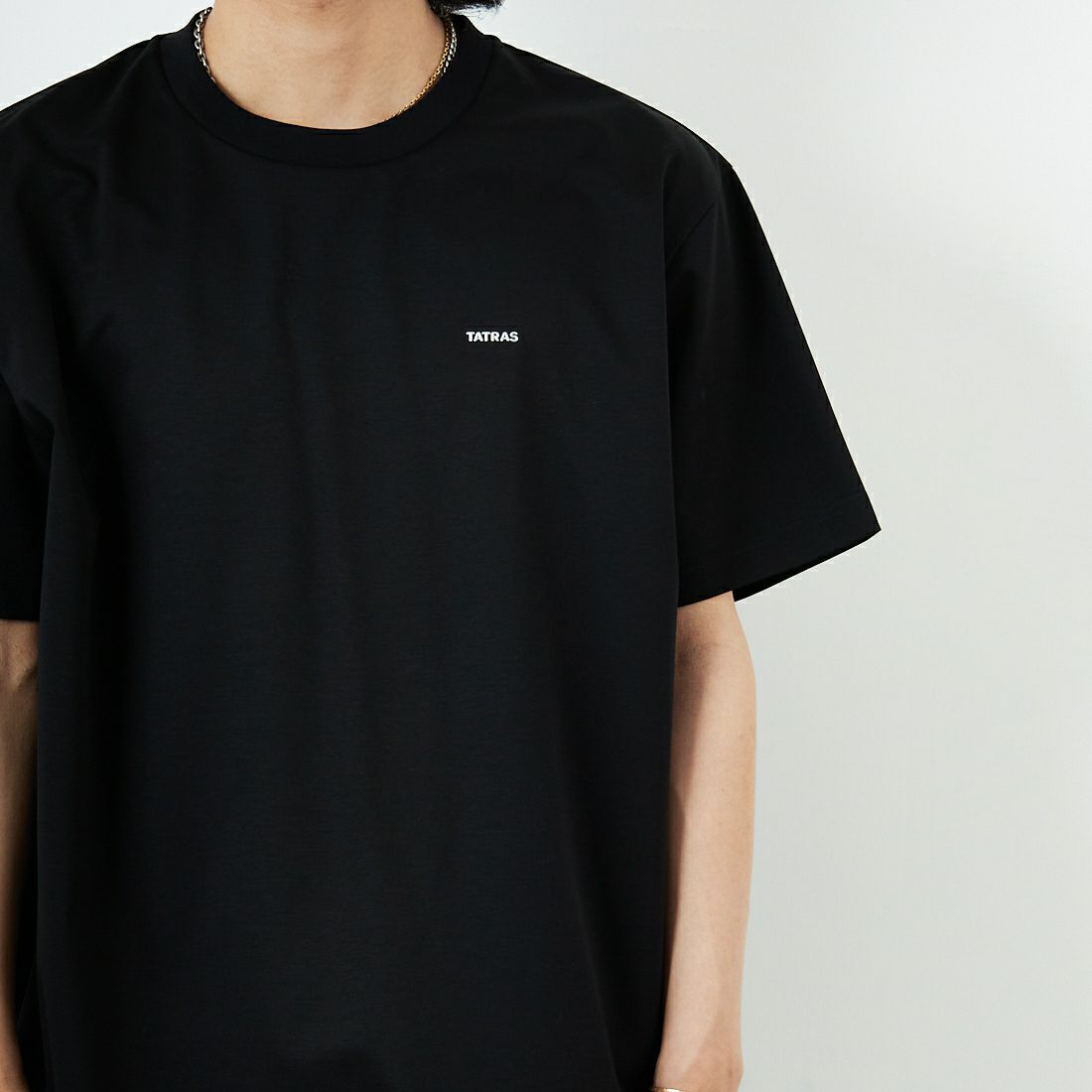 TATRAS [タトラス] SELO ハーフスリーブTシャツ [MTAT25S8195-M] BLACK &&モデル身長：179cm 着用サイズ：4&&