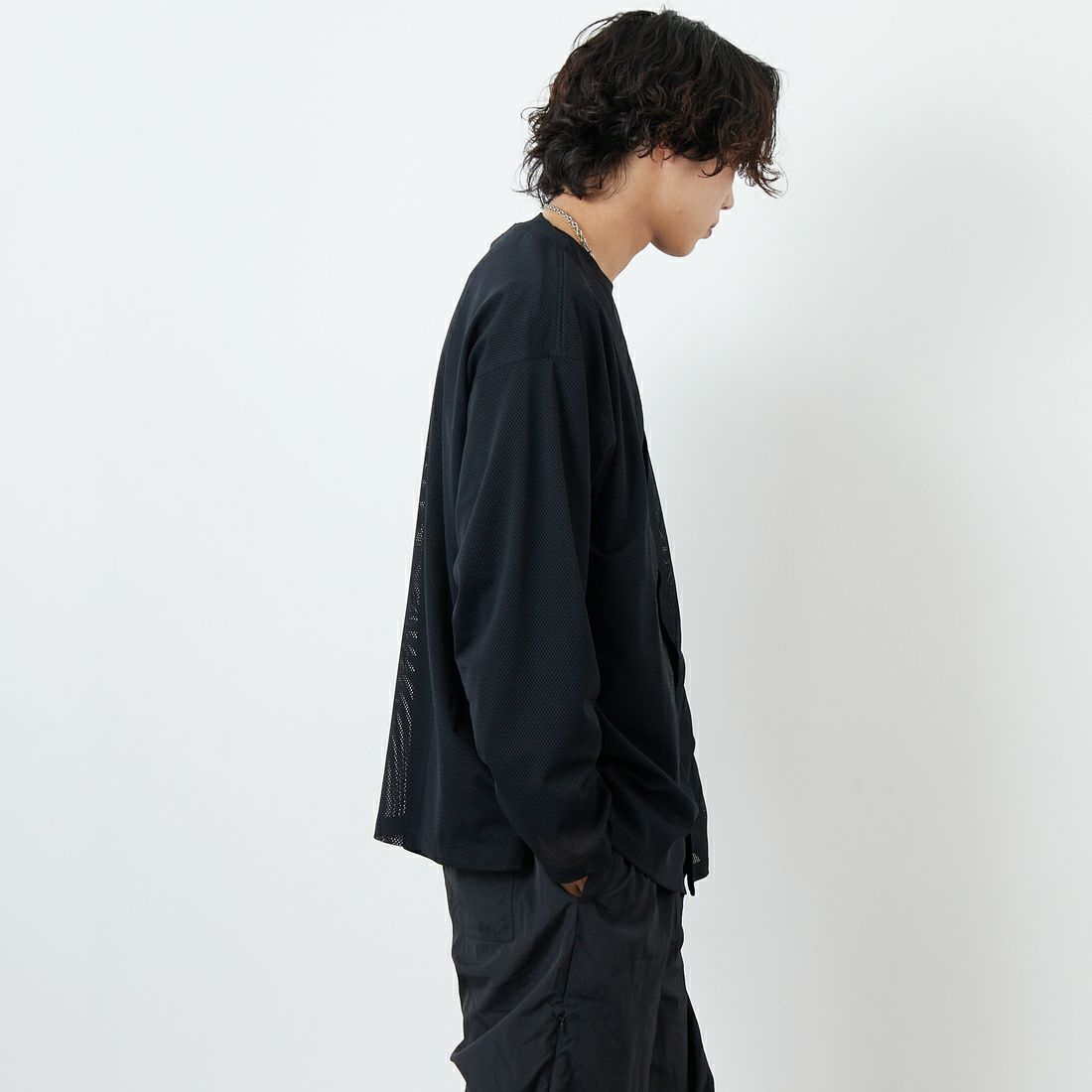 South2West8 [サウスツーウエストエイト] メッシュVネックカーディガン [QV662] D BLACK &&モデル身長：179cm 着用サイズ：L&&