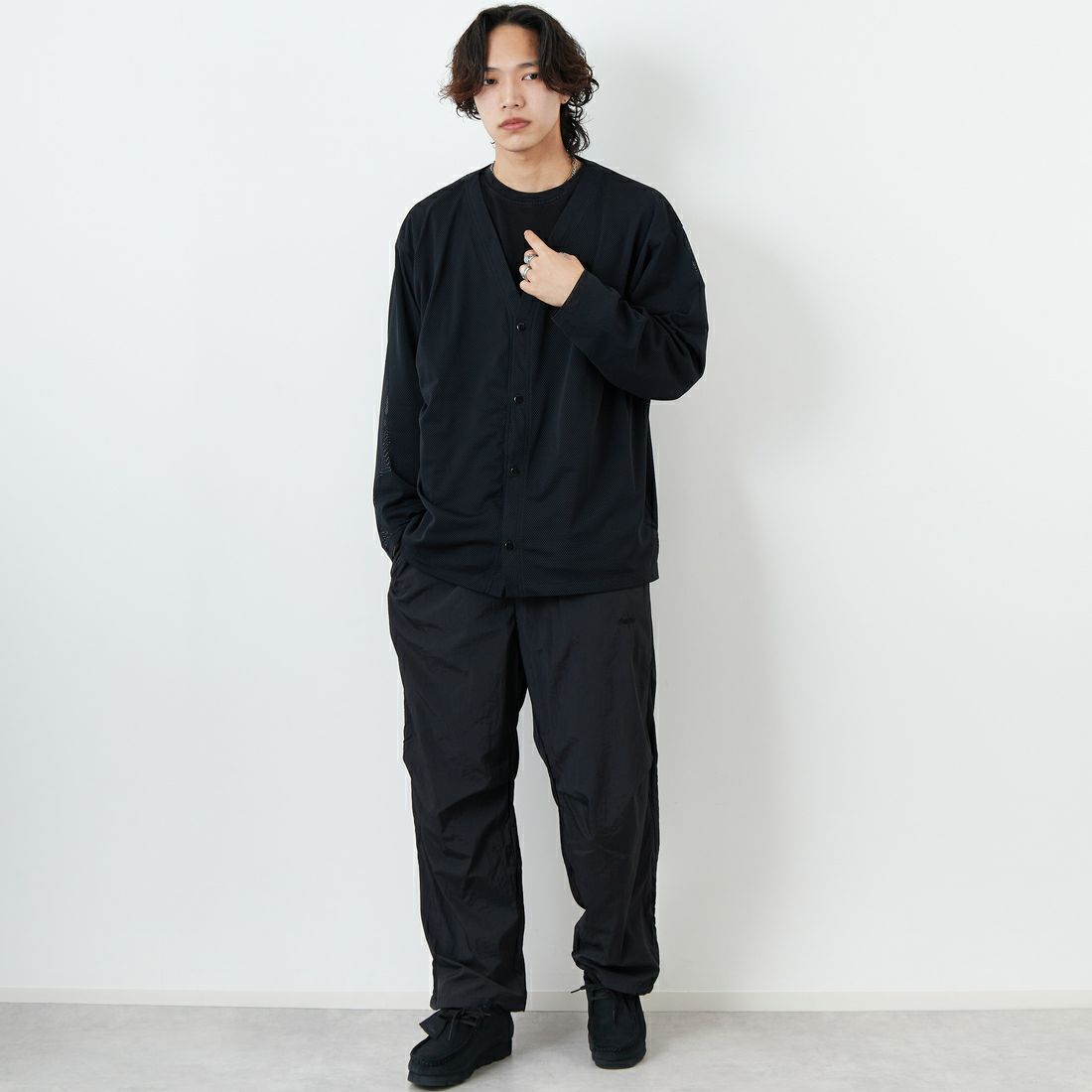 South2West8 [サウスツーウエストエイト] メッシュVネックカーディガン [QV662] D BLACK &&モデル身長：179cm 着用サイズ：L&&