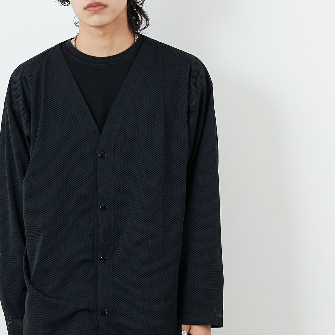 South2West8 [サウスツーウエストエイト] メッシュVネックカーディガン [QV662] D BLACK &&モデル身長：179cm 着用サイズ：L&&