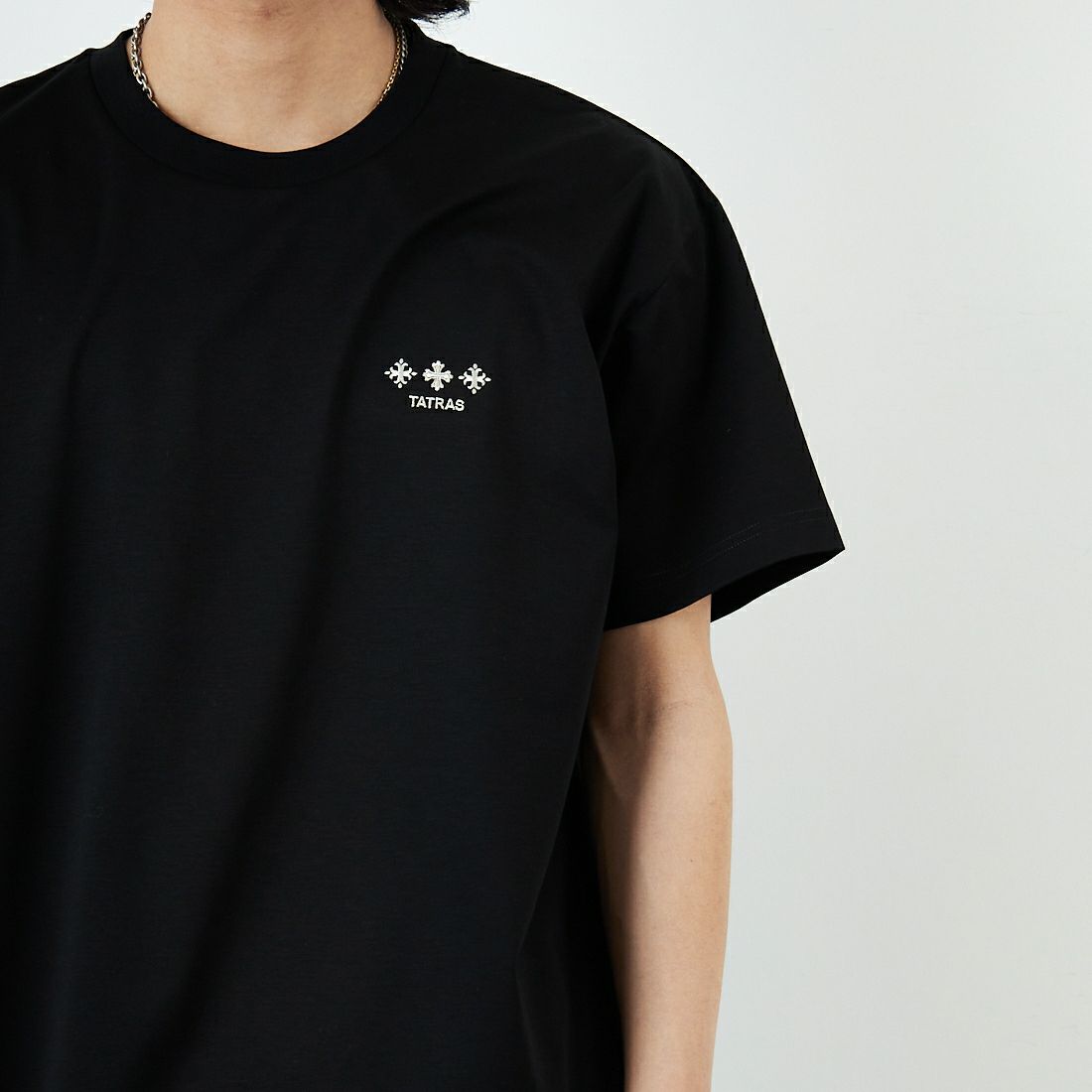 TATRAS [タトラス] NUNKI ショートスリーブTシャツ [MTAT25S8193-M] BLACK &&モデル身長：179cm 着用サイズ：3&&