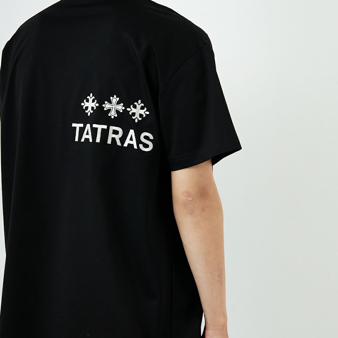 TATRAS [タトラス] NUNKI ショートスリーブTシャツ [MTAT25S8193-M] BLACK &&モデル身長：179cm 着用サイズ：3&&