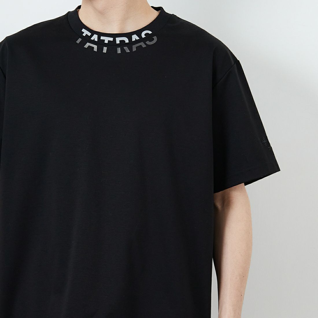 TATRAS [タトラス] WANDO ショートスリーブTシャツ [MTKE25S8038-M] BLACK &&モデル身長：168cm 着用サイズ：2&&