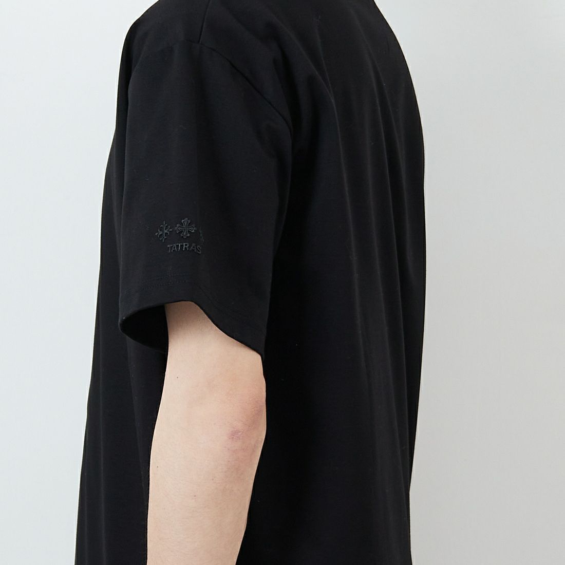 TATRAS [タトラス] WANDO ショートスリーブTシャツ [MTKE25S8038-M] BLACK &&モデル身長：168cm 着用サイズ：2&&