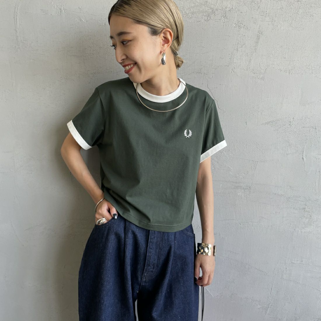 FRED PERRY [フレッドペリー] クロップド リンガーTシャツ [G9163] X89 COURT &&モデル身長：150cm 着用サイズ：10&&