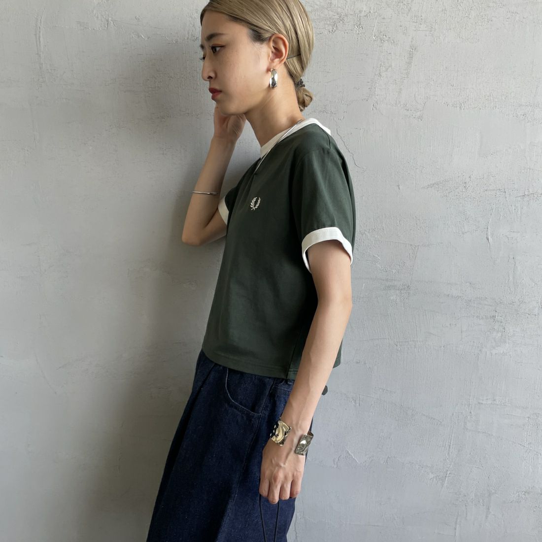 FRED PERRY [フレッドペリー] クロップド リンガーTシャツ [G9163] X89 COURT &&モデル身長：150cm 着用サイズ：10&&