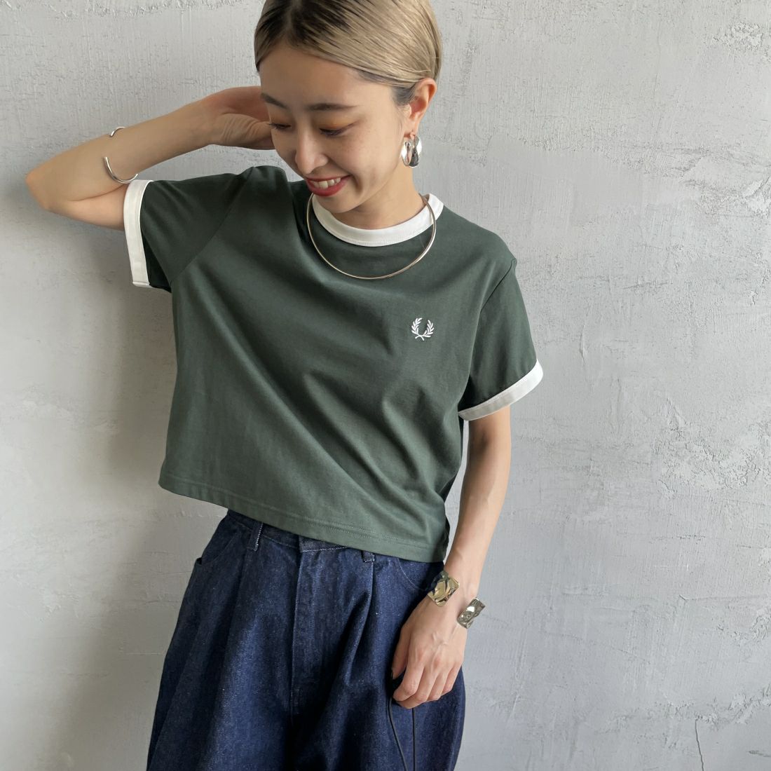 FRED PERRY [フレッドペリー] クロップド リンガーTシャツ [G9163] X89 COURT &&モデル身長：150cm 着用サイズ：10&&