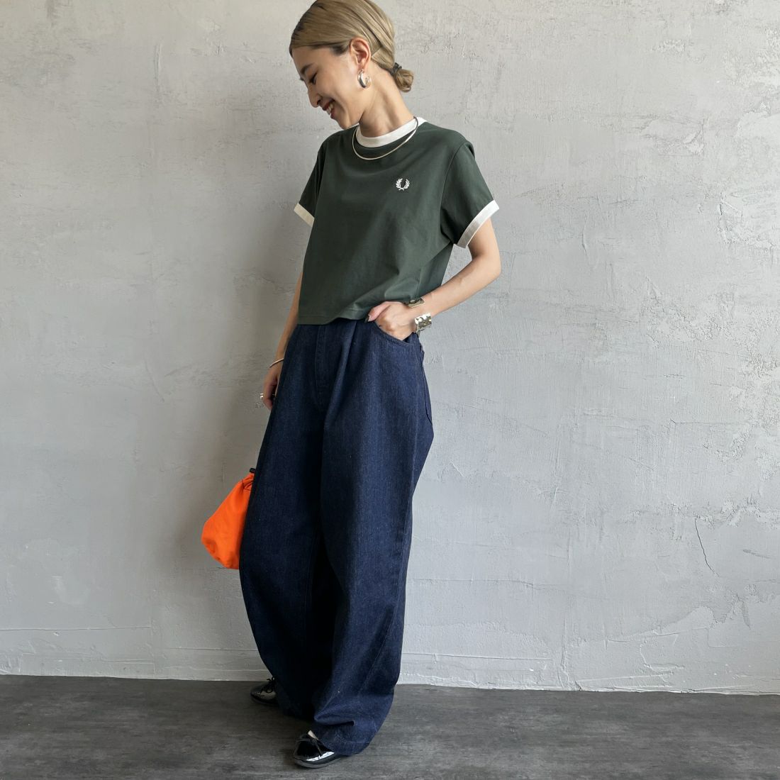FRED PERRY [フレッドペリー] クロップド リンガーTシャツ [G9163] X89 COURT &&モデル身長：150cm 着用サイズ：10&&