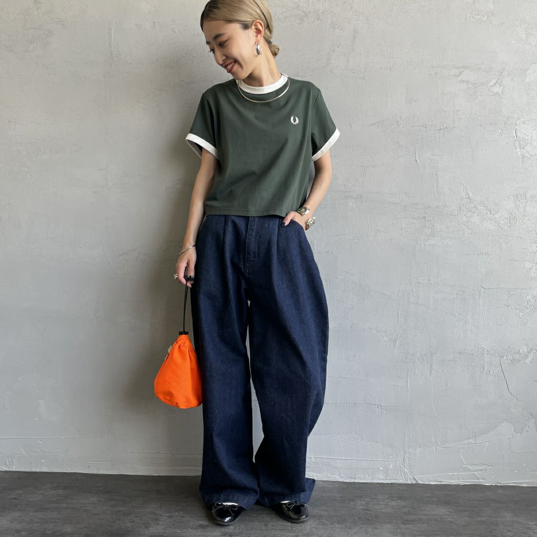 FRED PERRY [フレッドペリー] クロップド リンガーTシャツ [G9163] X89 COURT &&モデル身長：150cm 着用サイズ：10&&