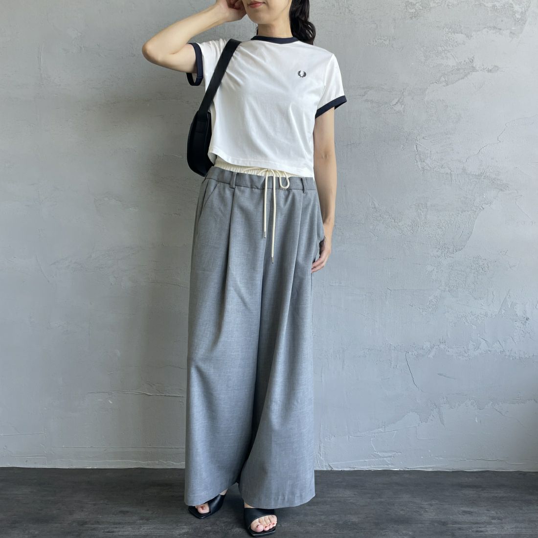 FRED PERRY [フレッドペリー] クロップド リンガーTシャツ [G9163] 129 SNOW W &&モデル身長：160cm 着用サイズ：10&&