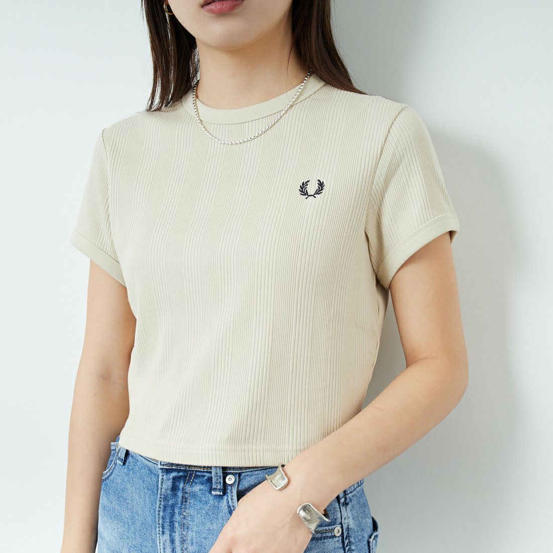 FRED PERRY [フレッドペリー] クロップド リブTシャツ [G9168] 691 OATMEA &&モデル身長：160cm 着用サイズ：10&&