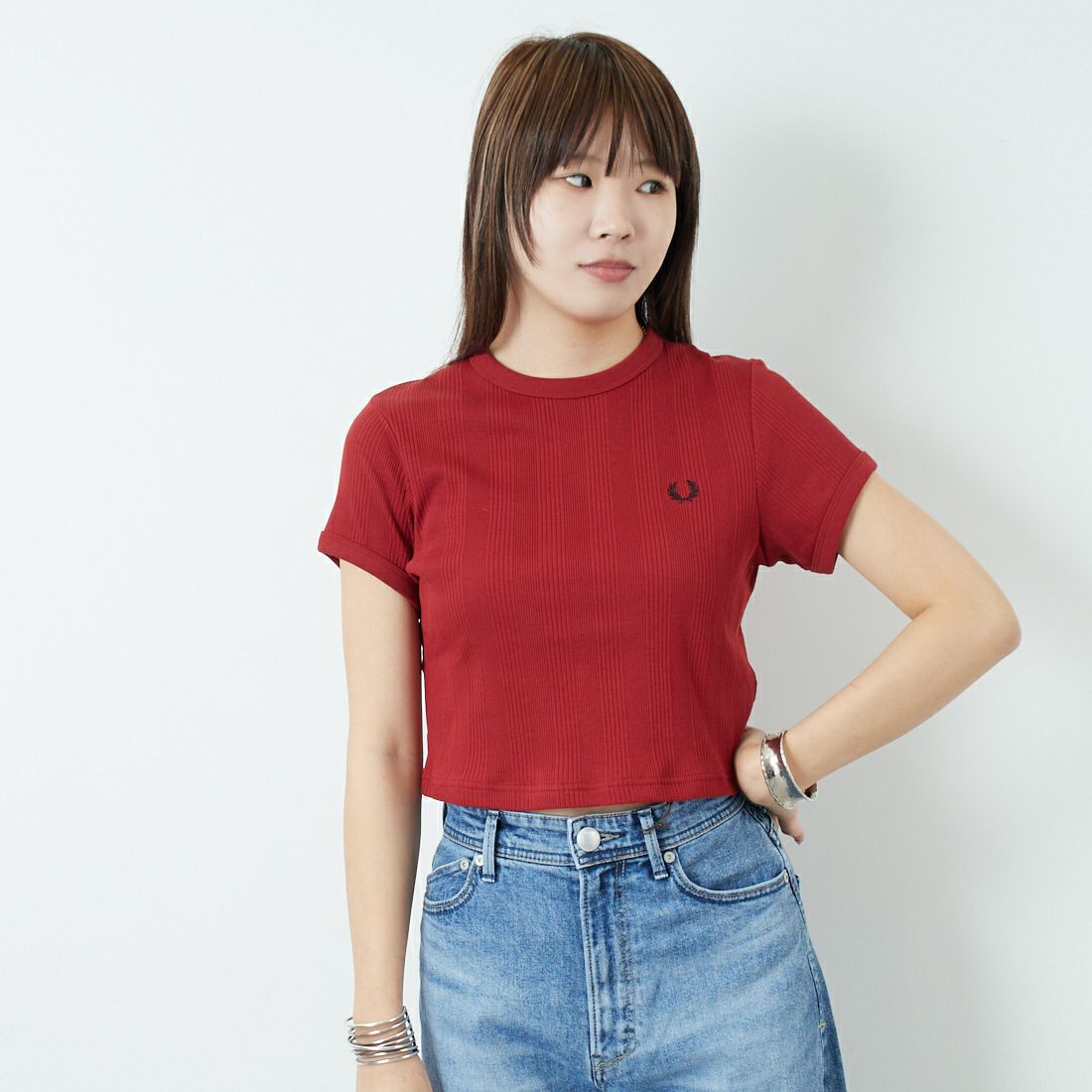 FRED PERRY [フレッドペリー] クロップド リブTシャツ [G9168] M02 BURNT &&モデル身長：167cm 着用サイズ：10&&