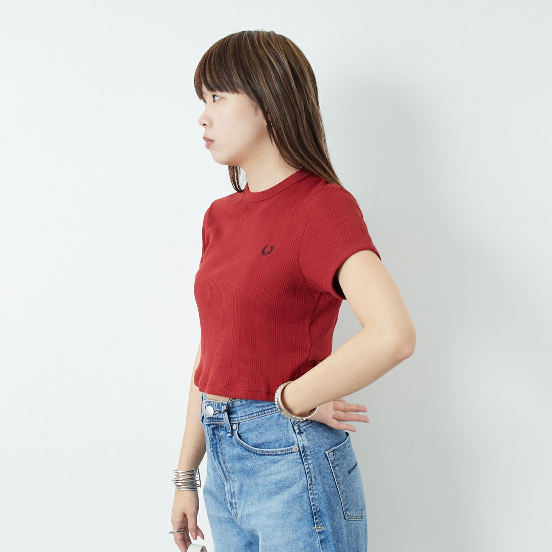 FRED PERRY [フレッドペリー] クロップド リブTシャツ [G9168] M02 BURNT &&モデル身長：167cm 着用サイズ：10&&