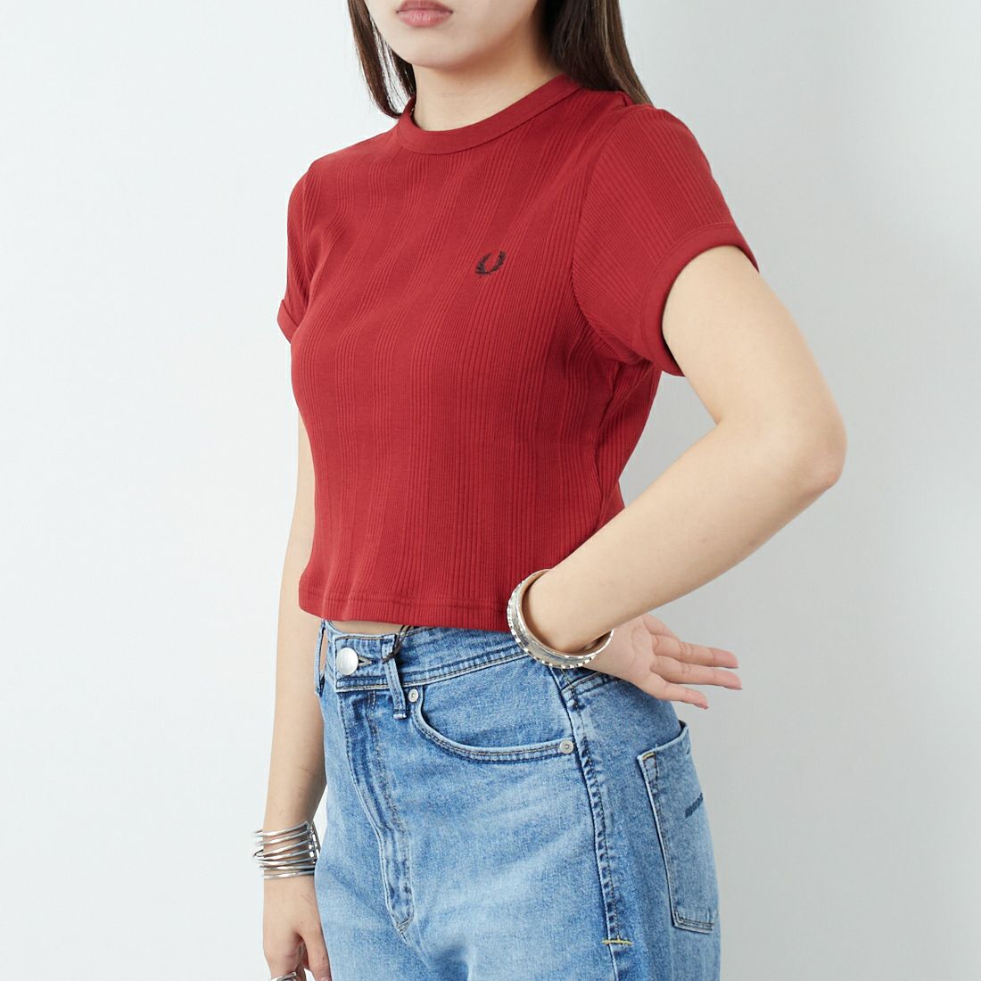 FRED PERRY [フレッドペリー] クロップド リブTシャツ [G9168] M02 BURNT &&モデル身長：167cm 着用サイズ：10&&