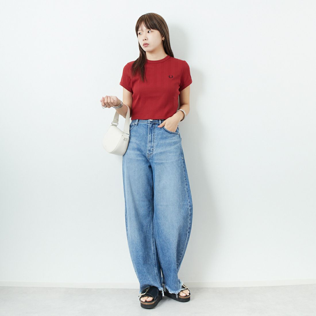 FRED PERRY [フレッドペリー] クロップド リブTシャツ [G9168] M02 BURNT &&モデル身長：167cm 着用サイズ：10&&