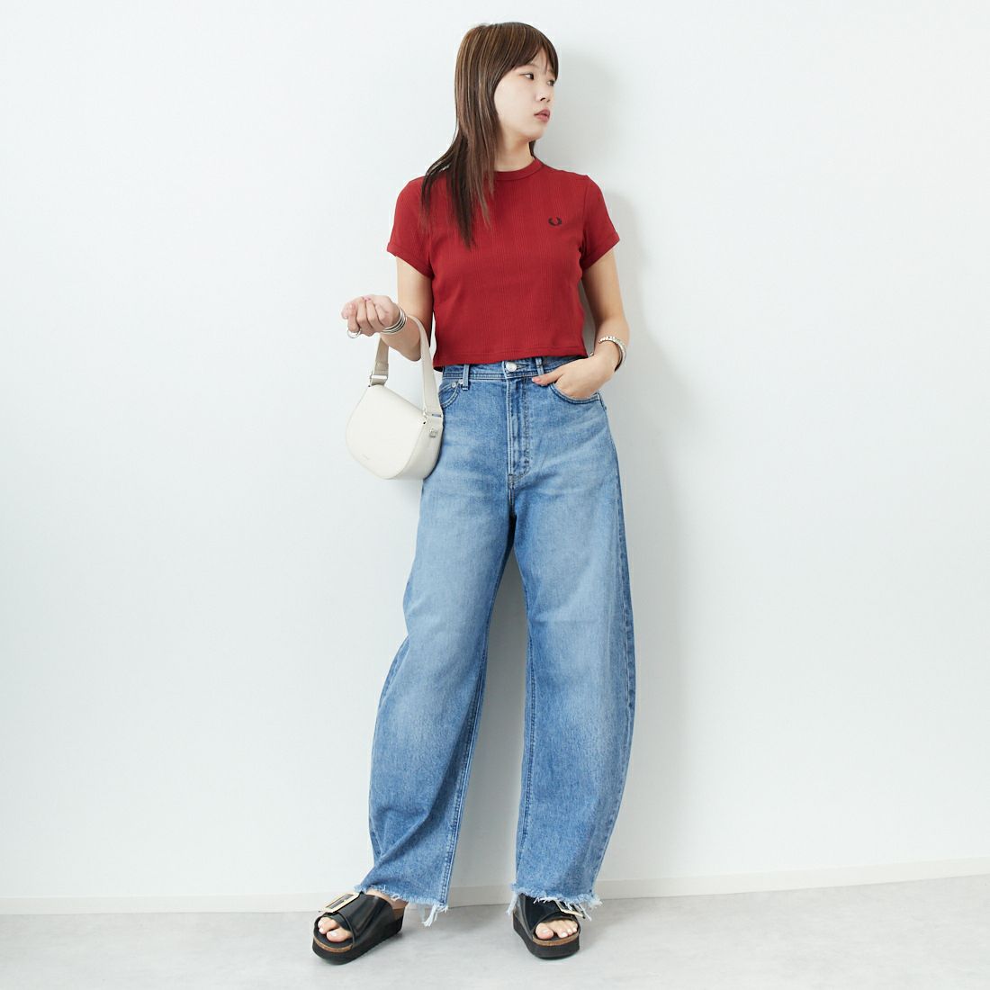 FRED PERRY [フレッドペリー] クロップド リブTシャツ [G9168] M02 BURNT &&モデル身長：167cm 着用サイズ：10&&