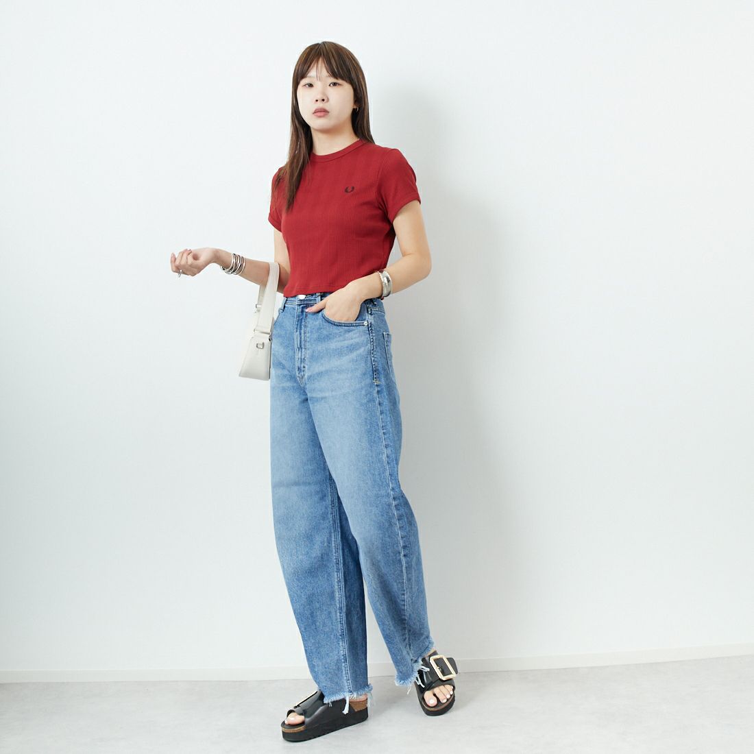 FRED PERRY [フレッドペリー] クロップド リブTシャツ [G9168] M02 BURNT &&モデル身長：167cm 着用サイズ：10&&