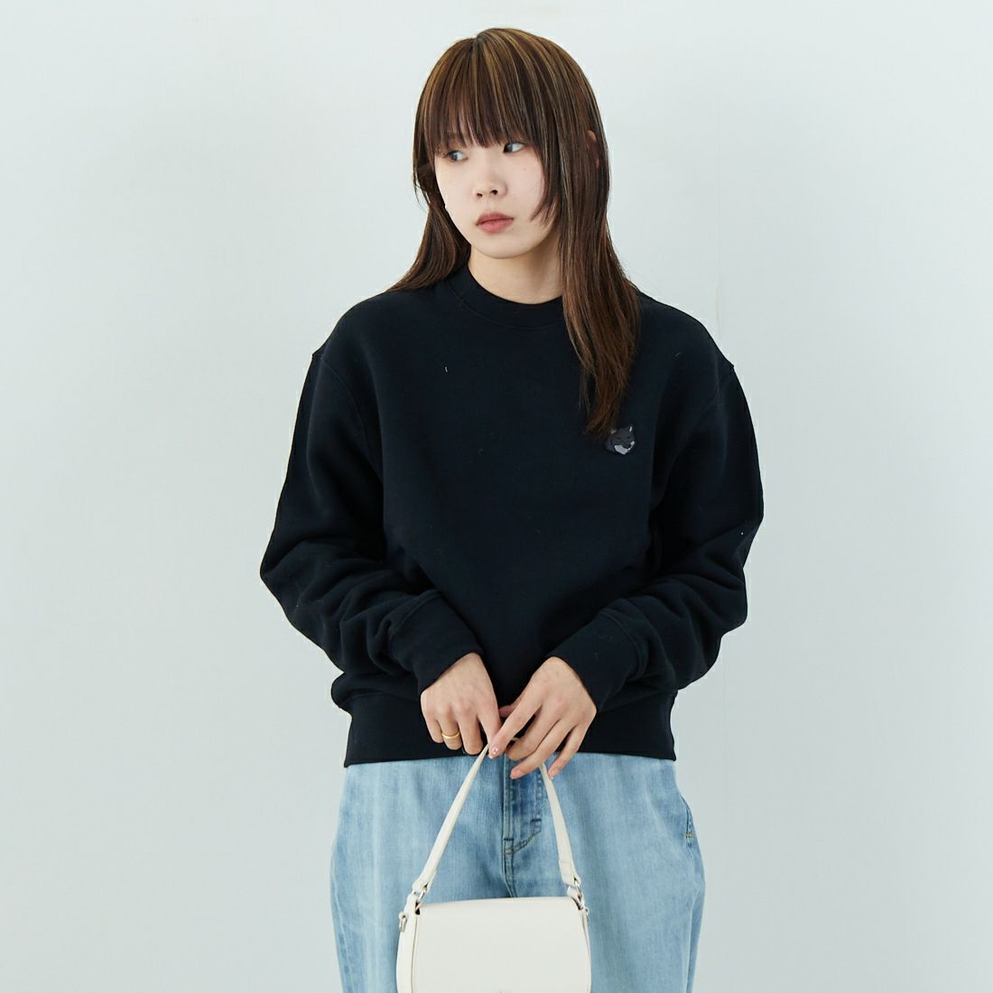 MAISON KITSUNE [メゾン キツネ] ボールド フォックスヘッド パッチ コンフォート スウェットシャツ [MM00316KM0307] P199 BLACK &&モデル身長：167cm 着用サイズ：XS&&