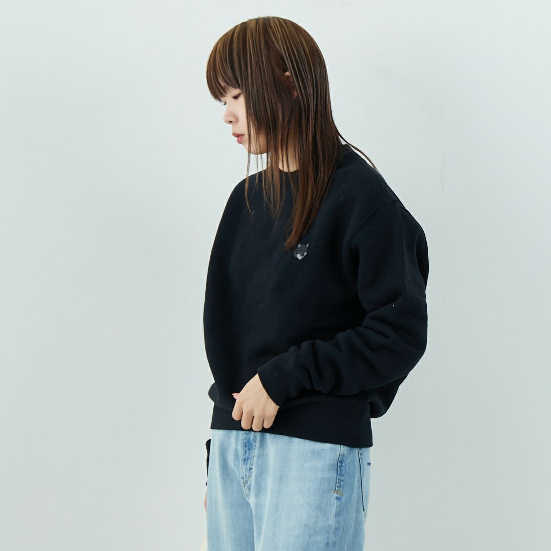 MAISON KITSUNE [メゾン キツネ] ボールド フォックスヘッド パッチ コンフォート スウェットシャツ [MM00316KM0307] P199 BLACK &&モデル身長：167cm 着用サイズ：XS&&