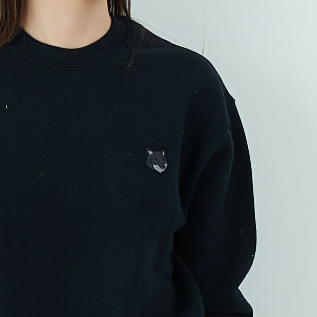 MAISON KITSUNE [メゾン キツネ] ボールド フォックスヘッド パッチ コンフォート スウェットシャツ [MM00316KM0307] P199 BLACK &&モデル身長：167cm 着用サイズ：XS&&