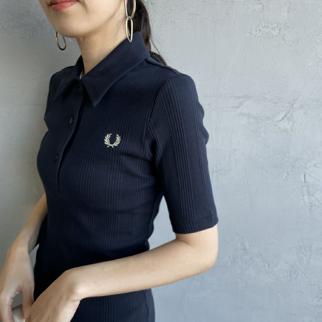FRED PERRY [フレッドペリー] ワンポイントロゴ刺繍 リブポロシャツ [G9169] 608 NAVY &&モデル身長：160cm 着用サイズ：10&&