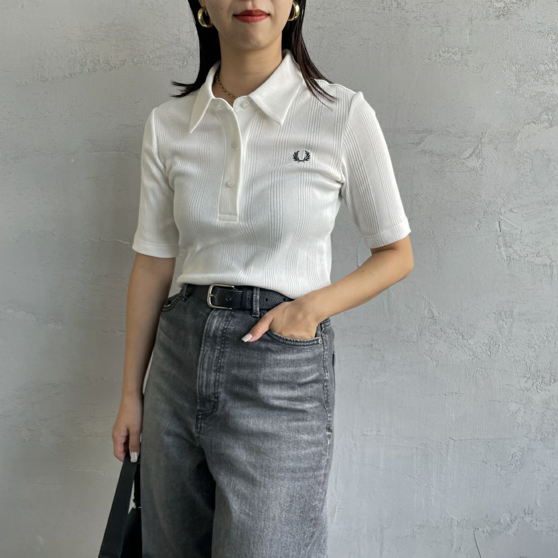 FRED PERRY [フレッドペリー] ワンポイントロゴ刺繍 リブポロシャツ [G9169] 129 SNOW W &&モデル身長：163cm 着用サイズ：10&&