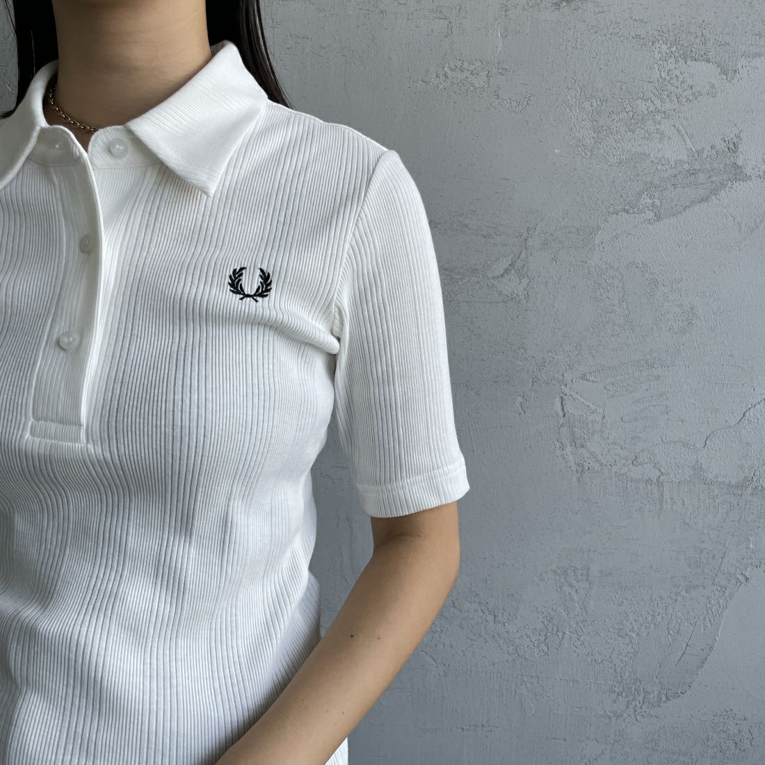FRED PERRY [フレッドペリー] ワンポイントロゴ刺繍 リブポロシャツ [G9169] 129 SNOW W &&モデル身長：163cm 着用サイズ：10&&