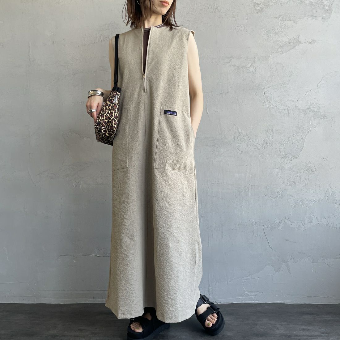 THOUSAND MILE [サウザンド マイル] 別注 シアサッカーハーフジップ ノースリーブワンピース [TM251SS50962-JF] BEIGE &&モデル身長：158cm 着用サイズ：F&&