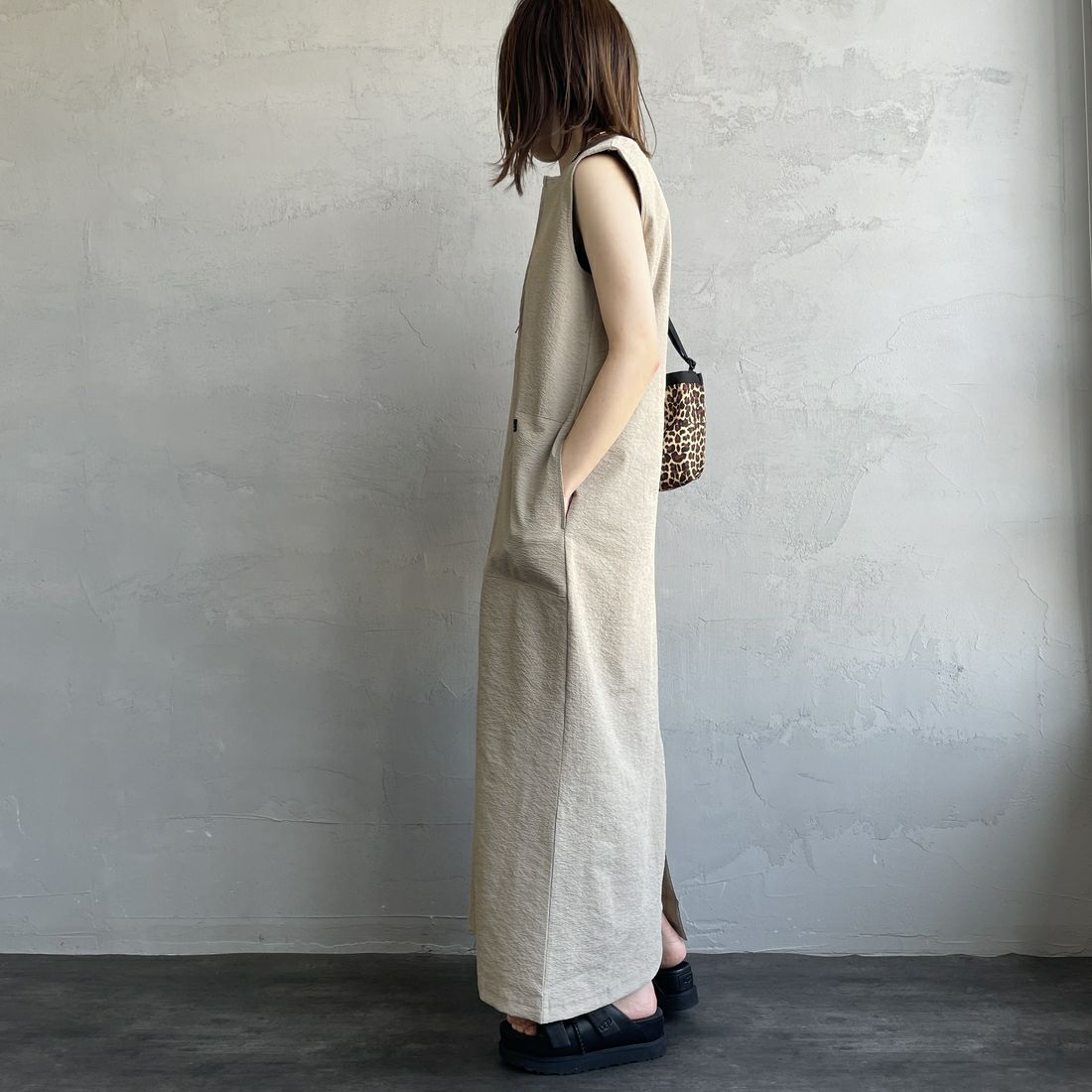 THOUSAND MILE [サウザンド マイル] 別注 シアサッカーハーフジップ ノースリーブワンピース [TM251SS50962-JF] BEIGE &&モデル身長：158cm 着用サイズ：F&&