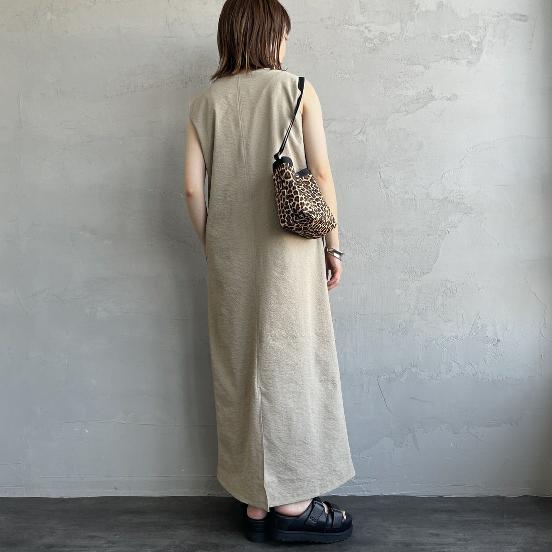 THOUSAND MILE [サウザンド マイル] 別注 シアサッカーハーフジップ ノースリーブワンピース [TM251SS50962-JF] BEIGE &&モデル身長：158cm 着用サイズ：F&&