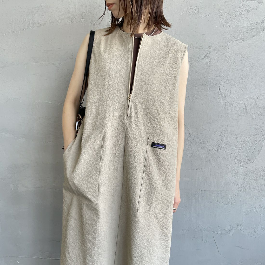 THOUSAND MILE [サウザンド マイル] 別注 シアサッカーハーフジップ ノースリーブワンピース [TM251SS50962-JF] BEIGE &&モデル身長：158cm 着用サイズ：F&&