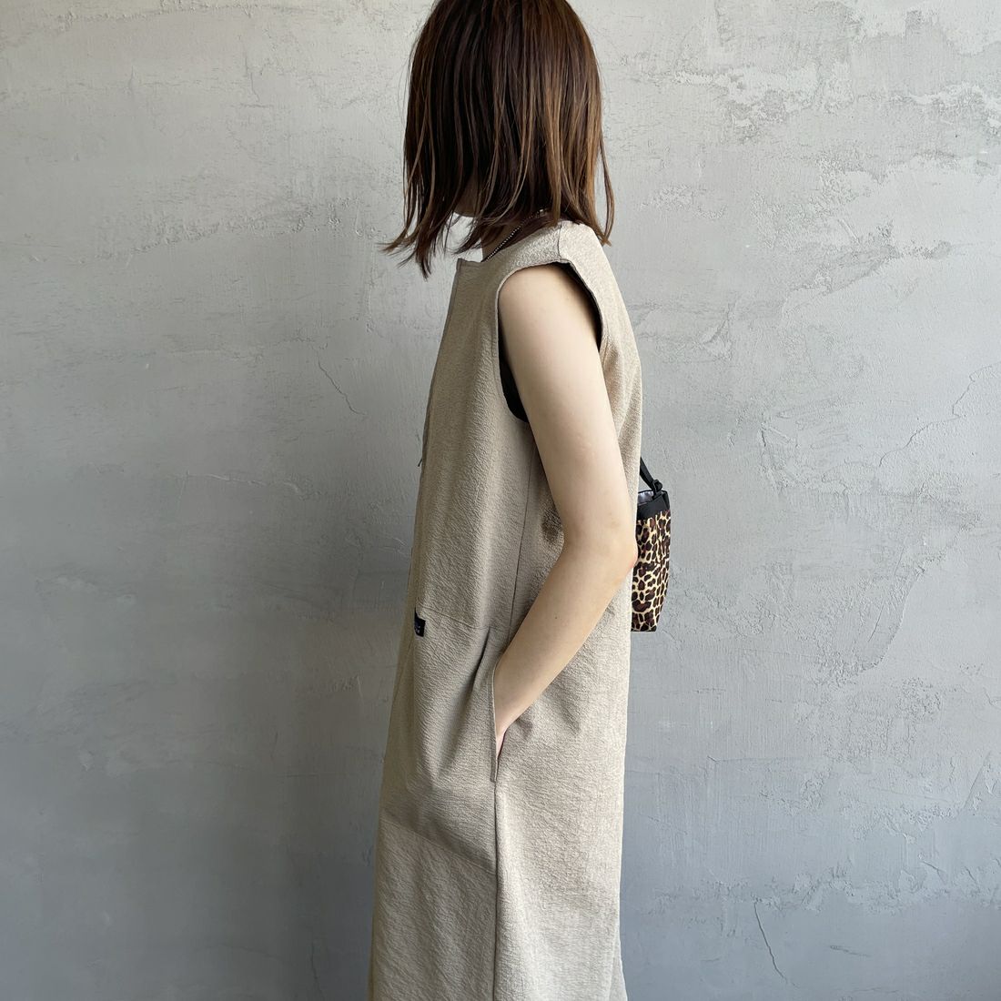 THOUSAND MILE [サウザンド マイル] 別注 シアサッカーハーフジップ ノースリーブワンピース [TM251SS50962-JF] BEIGE &&モデル身長：158cm 着用サイズ：F&&