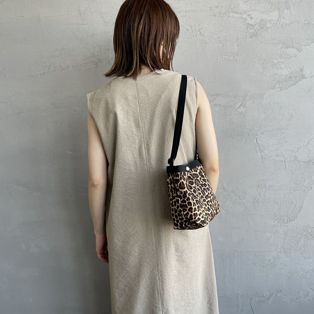 THOUSAND MILE [サウザンド マイル] 別注 シアサッカーハーフジップ ノースリーブワンピース [TM251SS50962-JF] BEIGE &&モデル身長：158cm 着用サイズ：F&&