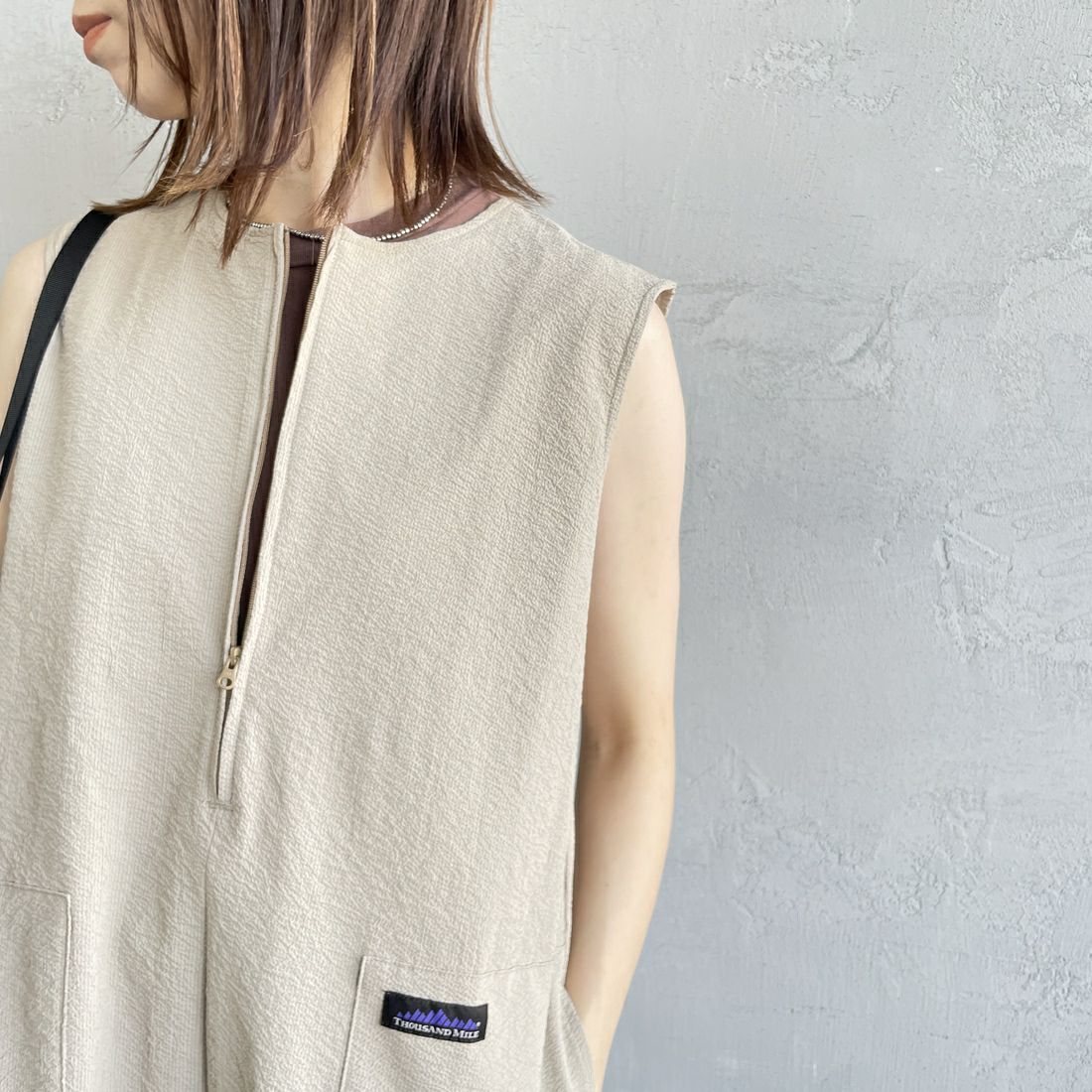 THOUSAND MILE [サウザンド マイル] 別注 シアサッカーハーフジップ ノースリーブワンピース [TM251SS50962-JF] BEIGE &&モデル身長：158cm 着用サイズ：F&&