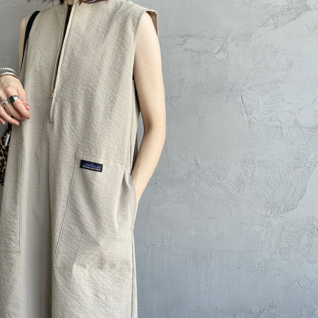 THOUSAND MILE [サウザンド マイル] 別注 シアサッカーハーフジップ ノースリーブワンピース [TM251SS50962-JF] BEIGE &&モデル身長：158cm 着用サイズ：F&&