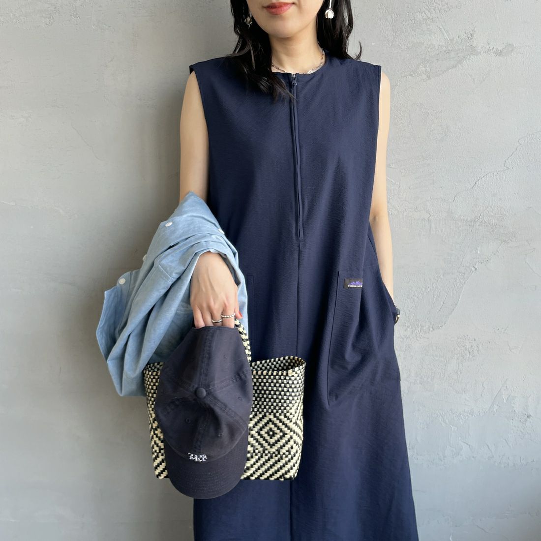 THOUSAND MILE [サウザンド マイル] 別注 シアサッカーハーフジップ ノースリーブワンピース [TM251SS50962-JF] NAVY &&モデル身長：160cm 着用サイズ：F&&
