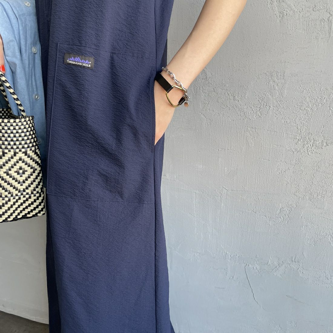 THOUSAND MILE [サウザンド マイル] 別注 シアサッカーハーフジップ ノースリーブワンピース [TM251SS50962-JF] NAVY &&モデル身長：160cm 着用サイズ：F&&