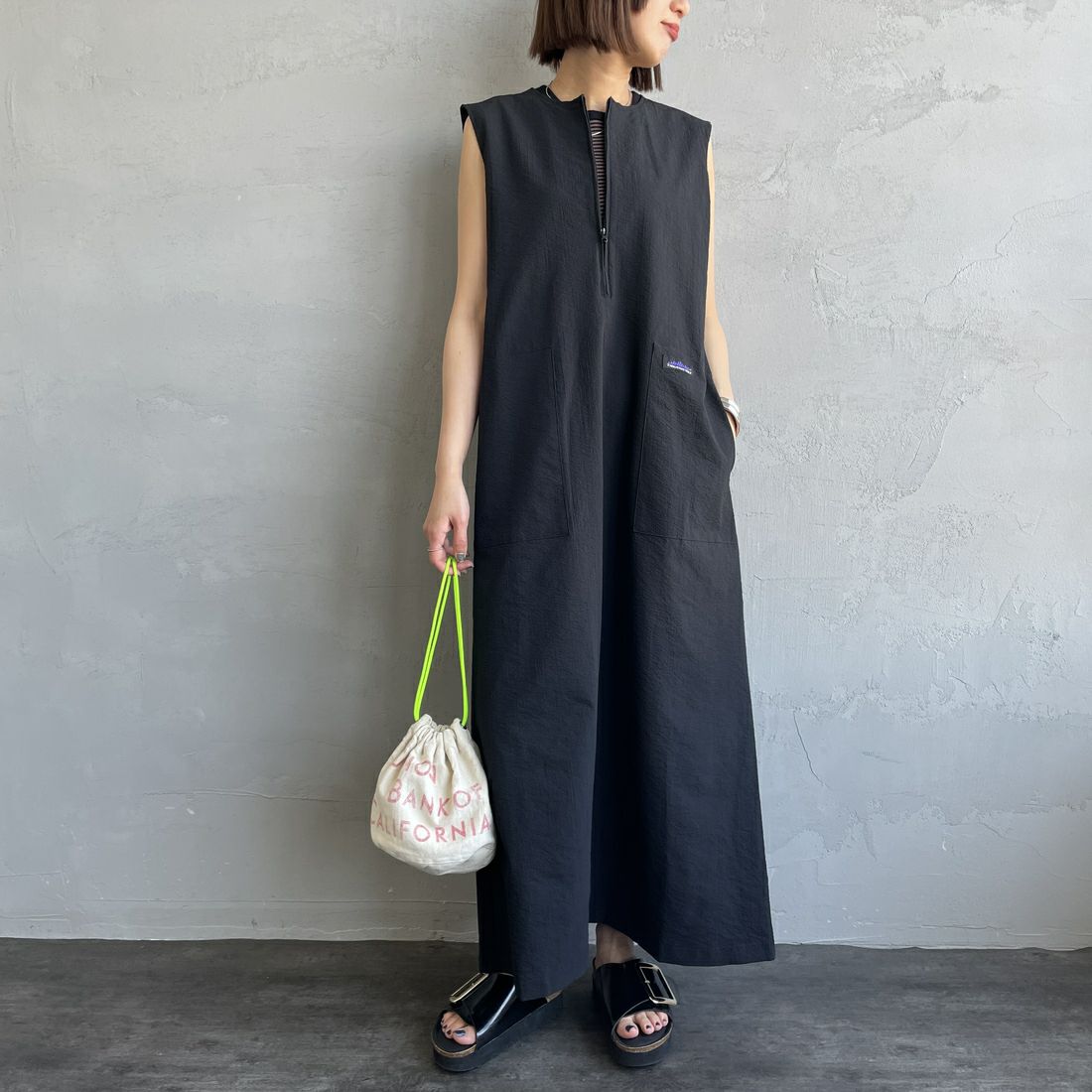 THOUSAND MILE [サウザンド マイル] 別注 シアサッカーハーフジップ ノースリーブワンピース [TM251SS50962-JF] BLACK &&モデル身長：160cm 着用サイズ：F&&