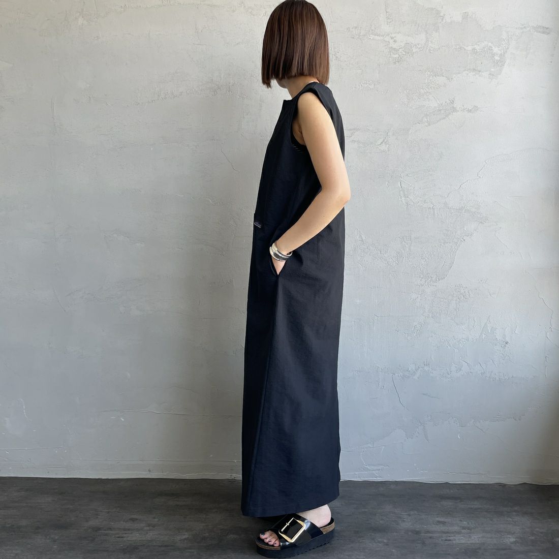 THOUSAND MILE [サウザンド マイル] 別注 シアサッカーハーフジップ ノースリーブワンピース [TM251SS50962-JF] BLACK &&モデル身長：160cm 着用サイズ：F&&